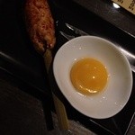 焼鳥 Ajito - 月見つくねタレ。黄身が目玉焼きに見える皿。可愛い。