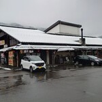 ピッツェリア・ゴンザ - 店舗外観、駐車場