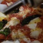 ピッツェリア・ゴンザ - オリーブオイルに唐辛子を漬けたオイルを
      掛けて頂くと、
      ピリッとして更に旨味が増す感じとなった❕