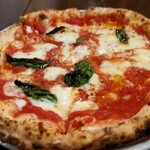 ピッツェリア・ゴンザ - 生地も今まで食べたピザに比べて
      モッチリとた食感が素晴らしく
      裏はパリッと焼けてるので
      真ん中辺がタラァと垂れない。