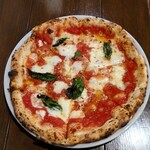 ピッツェリア・ゴンザ - ●マルゲリータ　1,000円
      
      薄いクリスピータイプのピッツァとなる。
      
      トマトソースの酸味とチーズの旨味が
      シッカリと合ってるねえ❕