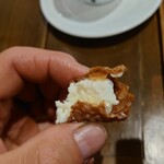 ピッツェリア・ゴンザ - ○カンノーリ
      パリッと揚げられてる筒状の生地に
      リコッタチーズベースの甘みあるクリームが
      詰められている。
      
      柑橘類のドライフルーツがクリームの味わいを締めて美味しい味わいだった。