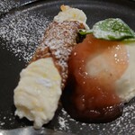 ピッツェリア・ゴンザ - ○自家製ジェラート
      これは結構良い牛乳を使ってるねえ❕
      濃厚なミルク感ある旨いジェラート。
      
      上にはシナモンアップルジャムが掛けられている。
      
      これがまた美味しいよねえ❕