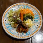 ピッツェリア・ゴンザ - ●ランチドリンク　350円
      ○前菜サラダ
      オリジナルドレッシング
      茄子と菜っ葉茎のミートソース煮
      バターの味わいのするマッシュポテト
      爽やかな酸味と甘みのキャロットラペ
      バター炒めの菜っ葉