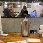 カレーの多か喜家 - ガラス張りの厨房　今日はマスターの他にもう1人いらっしゃいました