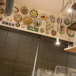 カレーの多か喜家 - 壁にはかつてイタリアンレストランだった名残りのお皿が飾られています