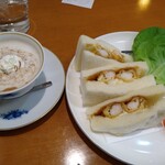 喫茶メレンゲ - ココア(550円)、えび天サンド(990円)