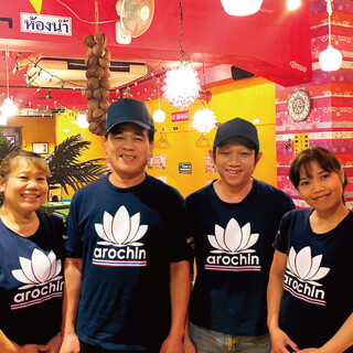 シェフはもちろん、ホールスタッフもタイから来てくれてます！