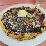 Kaiten Yaki Komachi - 別の日にいただいたお好み焼き（豚玉そば入り）。関西風ですね。モダン焼きといった感じ。