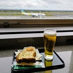 ＡＮＡスイートラウンジ - 飛行機を見ながら、〆ビール(^_^)／□