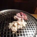 昭和ホルモン亭 - 焼き中