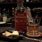 DEN - 自家製スモークチーズとエヴァンウィリアムス１２年