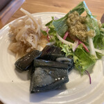 奈良食堂 - サラダバー - 切り干し大根・茄子の煮浸しといった惣菜も少しありました