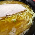ラーメン 杉田家 本店 - 鶏油多めスープ