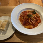 奈良食堂 - <ランチ> 奈良野菜とヤマトポークの自家製ベーコンのトマトパスタ(サラダバー・焼きたてパン付き) ¥1298