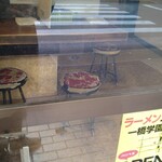 ラーメン二郎 - この椅子年季が入ってますね、取り換え時が微妙です