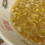 ラーメン二郎 - ネギと相性抜群のスープ