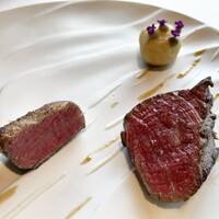 ナクレ - 仙台牛のヒレ肉のロースト ホロホロ鳥のソース 蕪のソース じゃがいもとピスタチオを練り込んだフリット