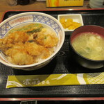 味奈登庵  - 牡蠣の天丼800円　味噌汁60円