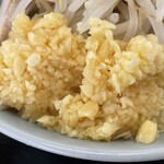 ラーメン もっけだの - 『ラーメン普通ニンニク野菜マシマシ+ネギ』のニンンク