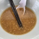 ラーメン もっけだの - 『ラーメン普通ニンニク野菜マシマシ+ネギ』のスープ