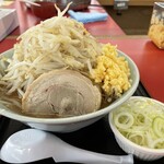 ラーメン もっけだの - 『ラーメン普通ニンニク野菜マシマシ』+ネギ