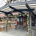 万平ホテル カフェテラス - 歴史のあるホテルやのにポップな飾り。