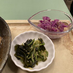スマイル キッチン - ワカメと胡瓜胡麻和えに紫キャベツ