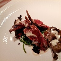 ラ シャッス - 千葉で網捕りしたサルセル（コガモ）1羽ロースト　シェフが採ってきた桑の実のソースと白いソース