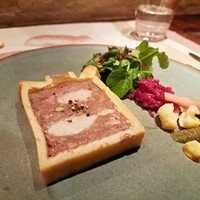 ラ シャッス - ラシャッスのジビエ（イノシシ、マガモ、日本キジ）を詰込んだパテアンクルート　紫キャベツのクミン風味　マスタード添え