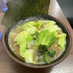 横浜ラーメン 真砂家 - 女房の　ラーメン　麺半分　キャベツです♪