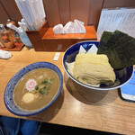 つけそば 神田 勝本 - 特製濃厚煮干しつけそばの全景