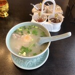 イサーンキッチン タイ料理&タイ居酒屋 - 「カオトムムー」(990円)