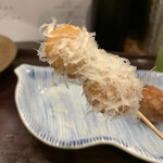 鳥田中 - 味付燻製鶉卵のグラナパダーノチーズ 掛け