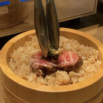 焼うお いし川 - 赤酢シャリにオンして完成！