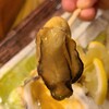 みやじま華屋敷 - 広島檸檬醤油バター焼き牡蠣(税込800円)
ホカホカに焼かれた牡蠣はウェルダンといった火入れ具合で、牡蠣の旨みがたっぷり味わえます。