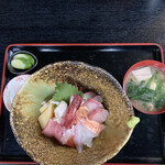 Roppongi Ukyousan - 海鮮丼　1000円　かまぼこがちらっと見える