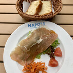 PIZZERIA MAR-DE NAPOLI - 横浜前菜盛り合わせ、パスタの人にのみ、温かい自家製フォカッチャが付いてきます☆