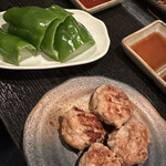 とり焼き 鶏料理 かしわ - 焼きつくねと生ピーマン