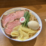 コトノハ - 中華そば。上にはワンタン。