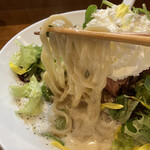 コトノハ - 平打ち若干のちぢれ麺。