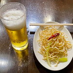 刀削麺・火鍋・西安料理 XI'AN - 生ビール¥550と「押し豆腐とセロリのさっぱり和え」¥700