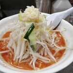 旨辛ラーメン 表裏 - にんにく鎮座