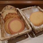 ステラおばさんのクッキー - ハッピークッキーセット(627円)とBLTグリルサンド(935円)に付くクッキー♬選んだのは、苺りんぐ、キャラメルカスタード、ココナッツ、ヨーグルト、チョコレートチップ、オールドファッションシュガー