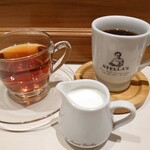 ステラおばさんのクッキー - ハッピークッキーセット(クッキー5枚付き) 627円とBLTグリルサンド(クッキー1枚付き)935円のドリンクはミルクティとコーヒーを。温められたたっぷりミルクがとても嬉しいです。