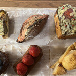Eteco bread - 上段左から、キッシュ、明太フランス、クロックマダム、下段左から、ブルーベリーデニッシュ、いちごのデニッシュ、アップルパイ