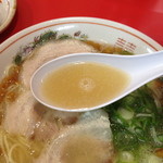 大栄ラーメン - スープ。