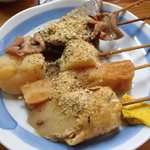 おにぎりのまるしま - おでん；（下から）しのだ巻き・白焼き・じゃがいも・もつ・こんにゃく @2013/05/21