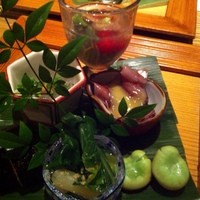 鈴なり - そら豆、うるい、じゅんさい・マイクロトマト・赤貝、ホタルイカの酢味噌和え、生しらす、鯖の棒寿司の前菜
