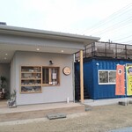 Cafe KOTANI - 店外観（左がパン屋さん、右がカフェ）
